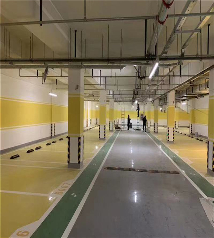 小区地下停车场