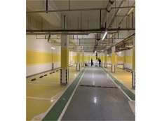 小区地下停车场