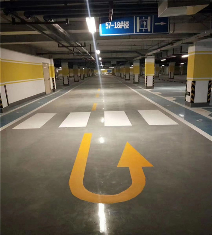 小区地下停车场